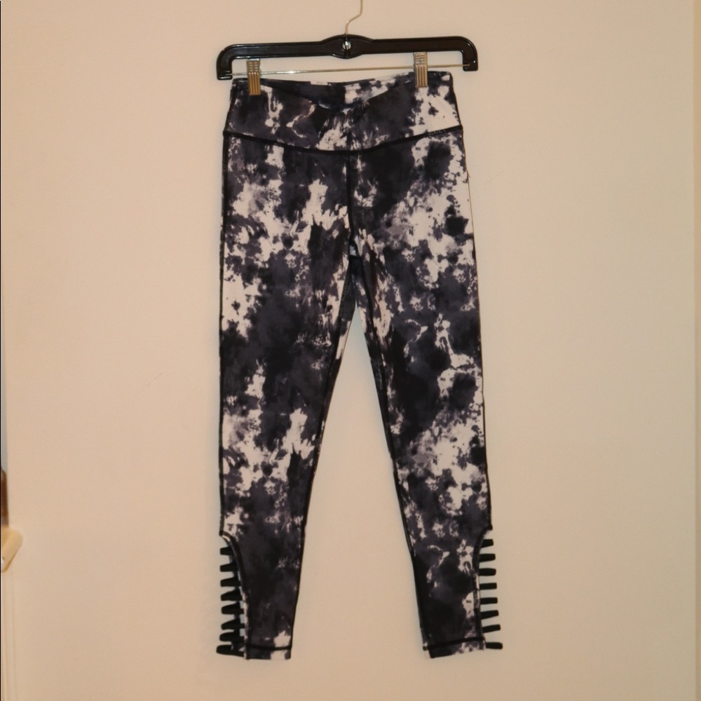 Super cute DejaVu  leggings with design on calves
